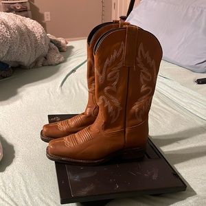 Brown cowgirl boots